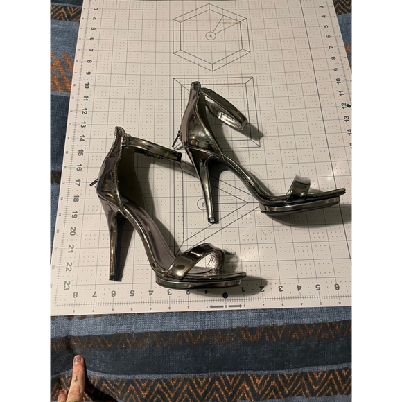 Women's Olivia Miller Heels Size 8 Silver - Picture 1 of 5